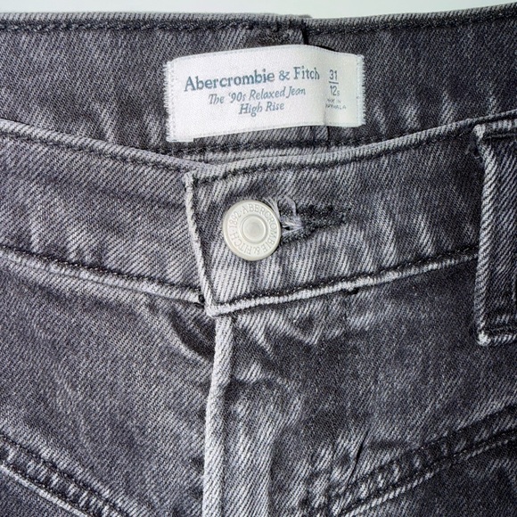 Abercrombie & Fitch Washed Black The 90’ Relaxed High-Rise Jeans - Picture 3 of 8